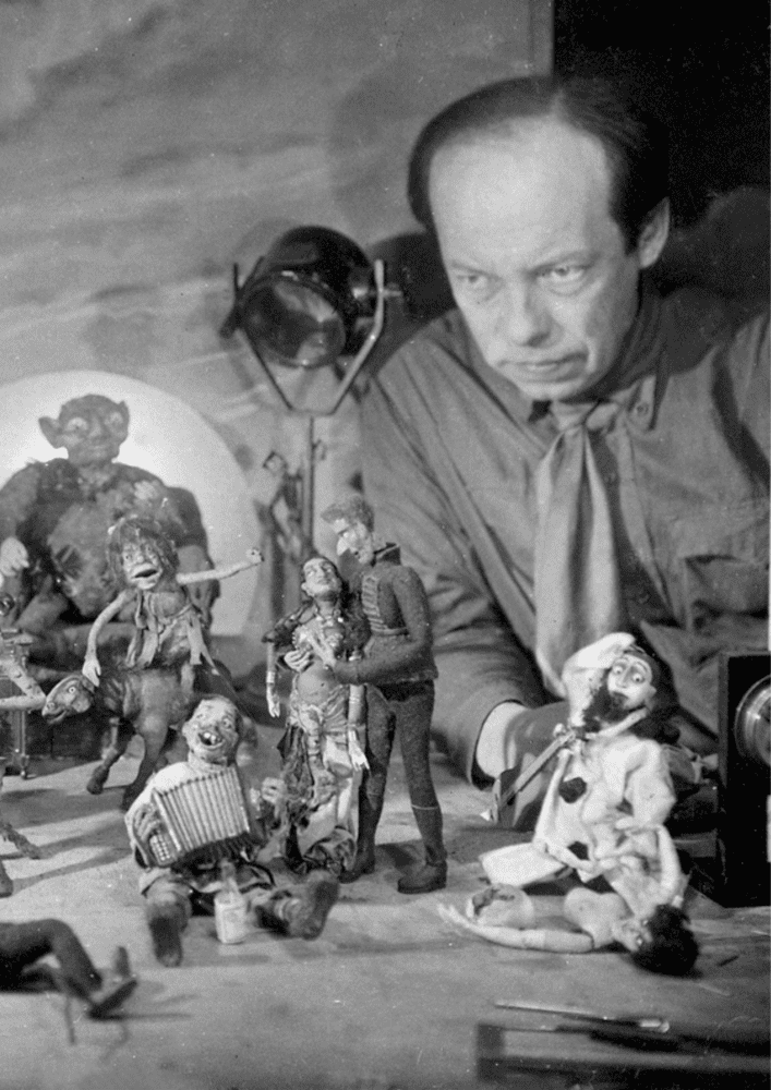 Ladislas Starewitch au milieu de ses marionnettes © Collection Martin Starewitch